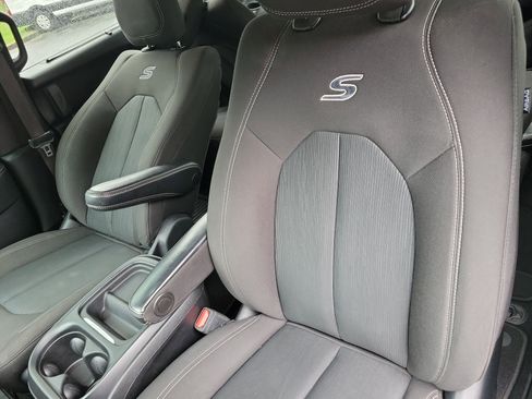 Used 2020 Chrysler Pacifica Touring w/ S Appearance Package FWD image 6