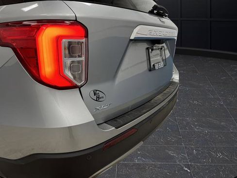 Used 2023 Ford Explorer XLT AWD/4WD image 34
