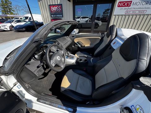 Used 2009 Saturn Sky Red Line RWD image 3