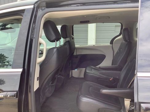 Used 2017 Chrysler Pacifica Touring-L FWD image 16