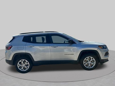 Used 2024 Jeep Compass Latitude AWD/4WD image 6