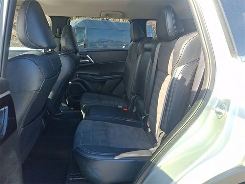 Used 2024 Mitsubishi Outlander SE image 12