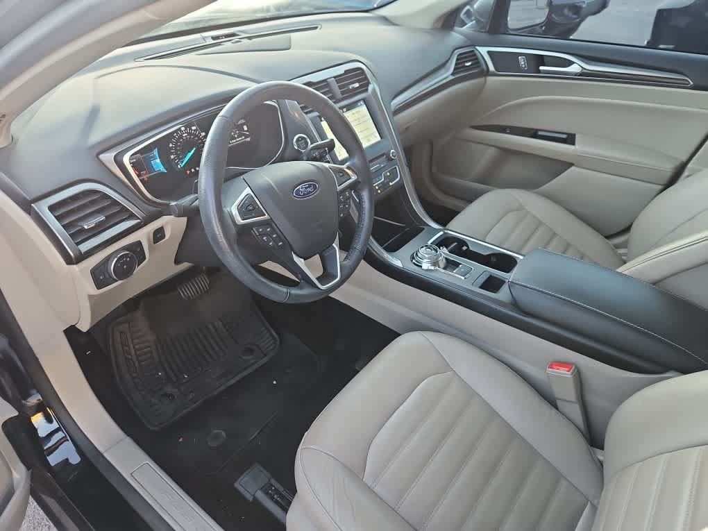 Used 2017 Ford Fusion SE w/ Fusion SE Technology Package FWD image 12