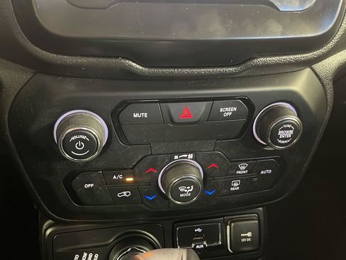 Used 2018 Jeep Renegade Latitude w/ Cold Weather Group AWD/4WD image 17