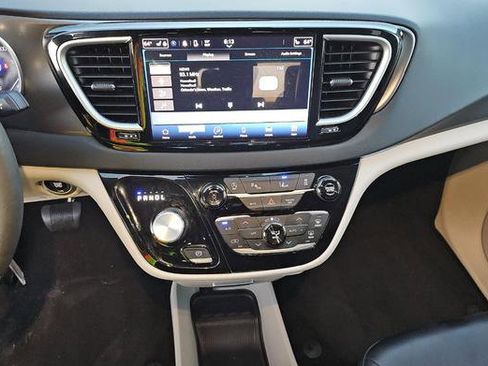 Used 2024 Chrysler Pacifica Touring-L image 9