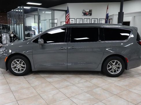 Used 2021 Chrysler Pacifica Touring w/ Cold Weather Group FWD image 2
