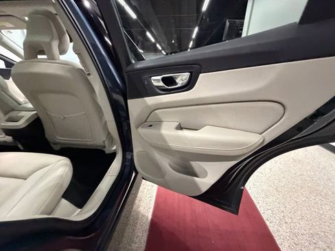 Used 2018 Volvo XC60 T5 Momentum w/ Convenience Package image 28