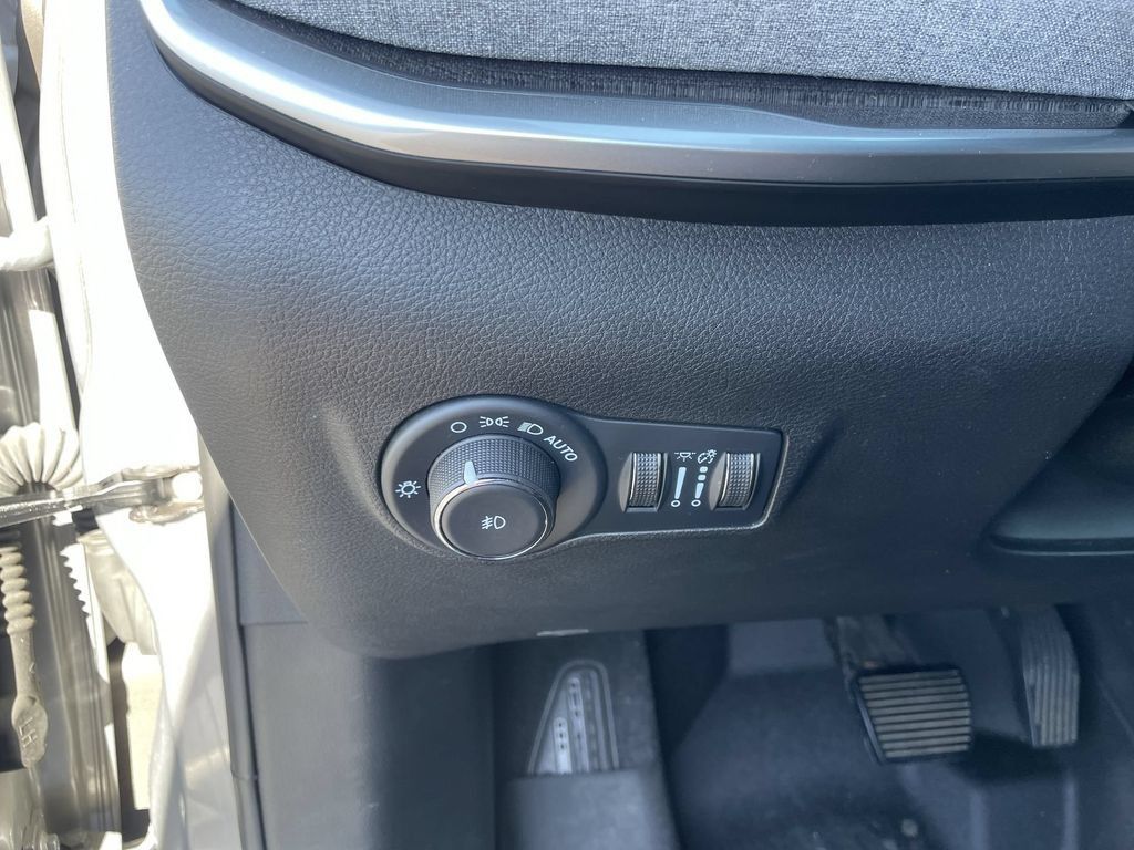 Used 2023 Jeep Compass Latitude w/ Convenience Group AWD/4WD image 18