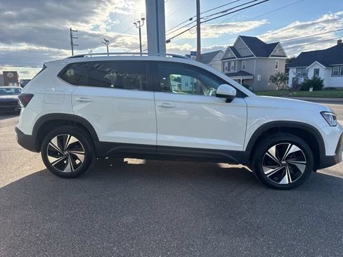 Used 2025 Volkswagen Taos SE AWD/4WD image 5