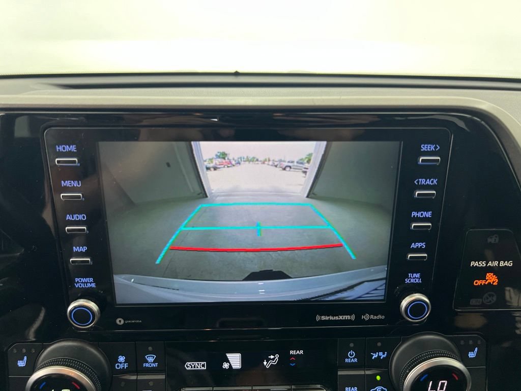 Used 2021 Toyota Highlander XLE AWD/4WD image 14