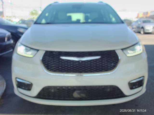 Used 2021 Chrysler Pacifica Touring-L w/ Uconnect Theater Family Group AWD/4WD image 2