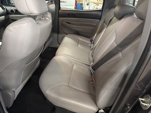 Used 2013 Toyota Tacoma Base image 21