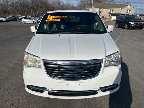 Used 2014 Chrysler Town & Country Touring image 3