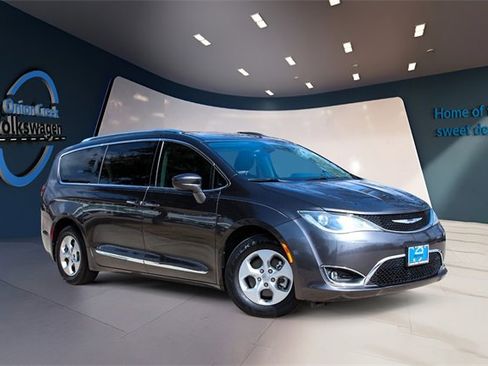 Used 2017 Chrysler Pacifica Touring-L Plus image 2