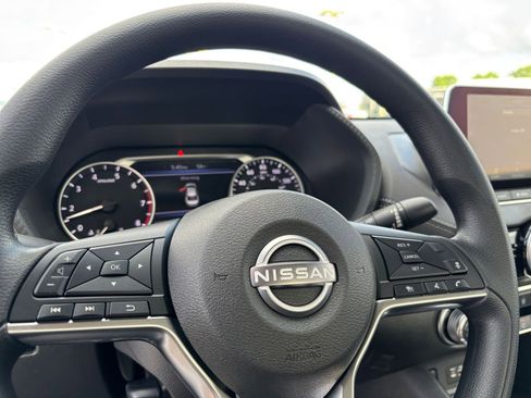 Used 2025 Nissan Sentra SV FWD image 25