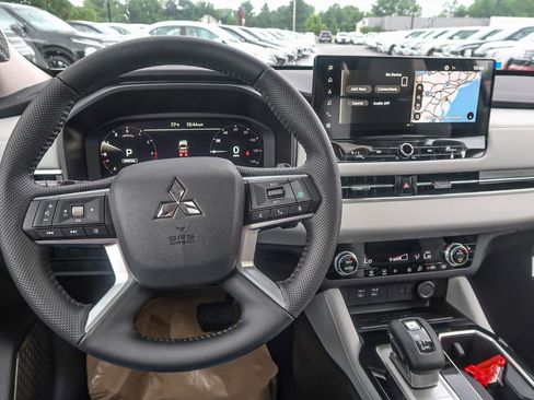 New 2025 Mitsubishi Outlander AWD image 32