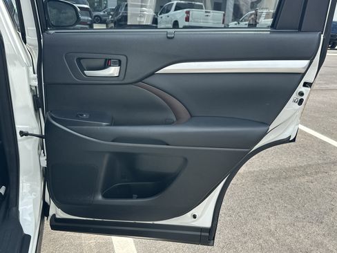 Used 2015 Toyota Highlander XLE FWD image 17
