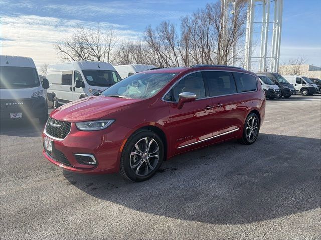 Used 2024 Chrysler Pacifica Pinnacle FWD image 1