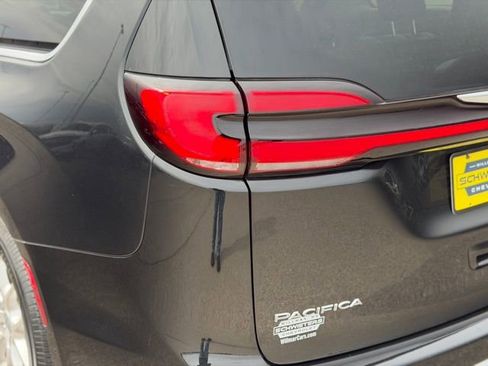 Used 2023 Chrysler Pacifica Touring-L image 8