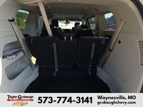 Used 2023 Chrysler Pacifica Touring-L FWD image 15