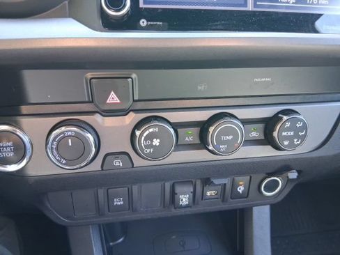 Used 2020 Toyota Tacoma TRD Sport AWD/4WD image 23