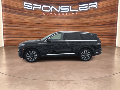 Used 2025 Lincoln Aviator AWD image 2
