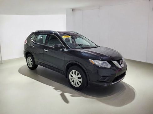 Used 2016 Nissan Rogue SV image 2
