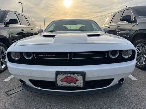 Used 2019 Dodge Challenger SXT image 2