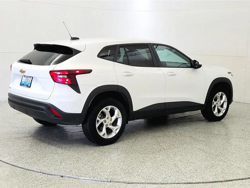 Used 2024 Chevrolet Trax LS w/ LS Convenience Package FWD image 7