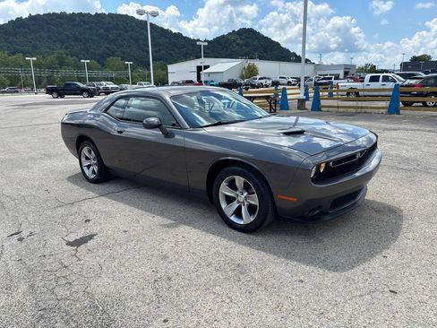 Used 2019 Dodge Challenger SXT RWD image 7
