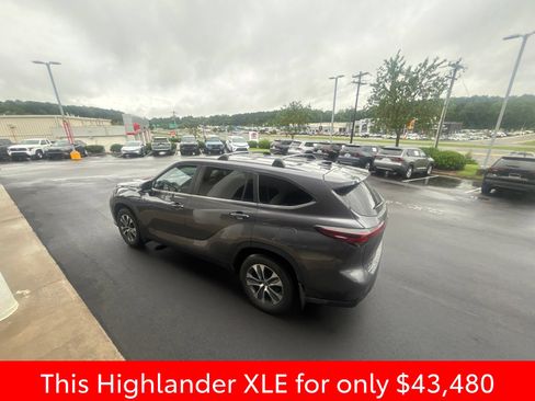 Used 2025 Toyota Highlander XLE FWD image 18