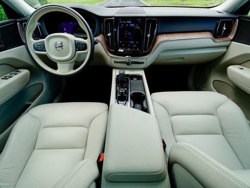 Used 2022 Volvo XC60 B5 Momentum w/ Advanced Package image 23