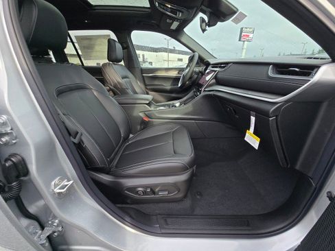 New 2025 Jeep Grand Cherokee Limited image 11