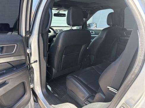 Used 2018 Ford Explorer XLT w/ Equipment Group 202A AWD/4WD image 16