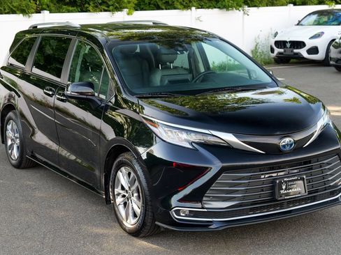 Used 2023 Toyota Sienna Limited AWD/4WD image 9