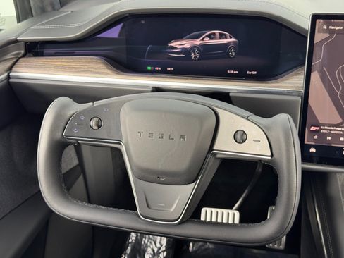 Used 2022 Tesla Model X image 18