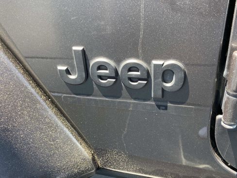 Used 2023 Jeep Gladiator Sport AWD/4WD image 9