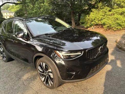 Used 2023 Volvo XC40 B5 Ultimate w/ Protection Package Premier AWD/4WD image 2