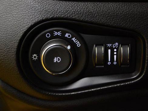 Used 2018 Jeep Renegade Altitude image 14