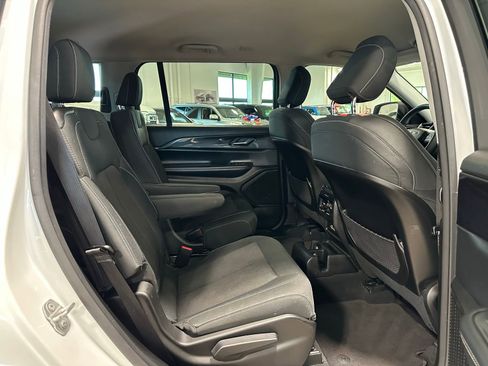 Used 2023 Jeep Grand Cherokee L Laredo image 39