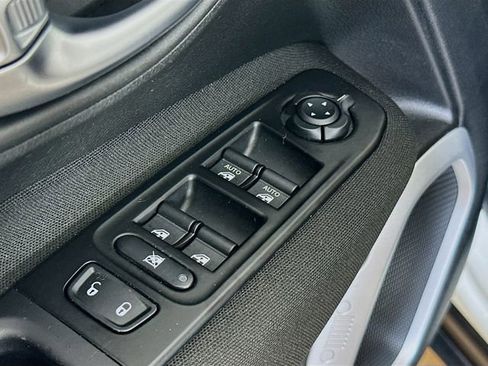 Used 2021 Jeep Renegade Latitude w/ Luxury Group I image 7