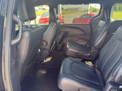 Used 2020 Chrysler Pacifica Touring w/ S Appearance Package FWD image 25
