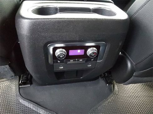 Used 2022 GMC Yukon XL Denali image 15