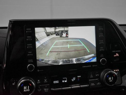 Used 2022 Toyota Highlander XLE image 16