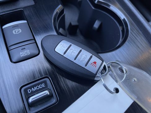 Used 2021 Nissan Rogue SV image 39