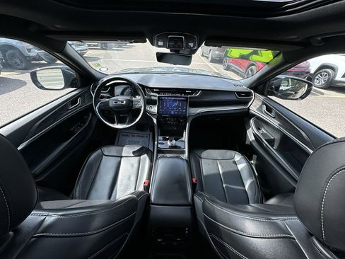 Used 2024 Jeep Grand Cherokee L Limited w/ Luxury Tech Group II image 18