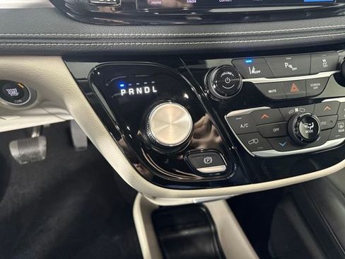Used 2023 Chrysler Pacifica Touring-L image 20