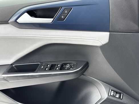 Used 2024 Volkswagen Taos SE image 26