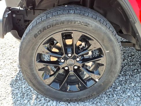 Used 2025 Jeep Wrangler Unlimited Sahara AWD/4WD image 17
