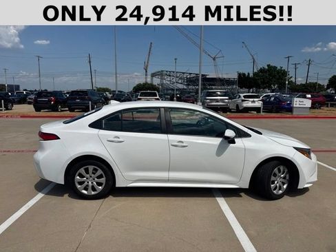 Used 2025 Toyota Corolla LE FWD image 2